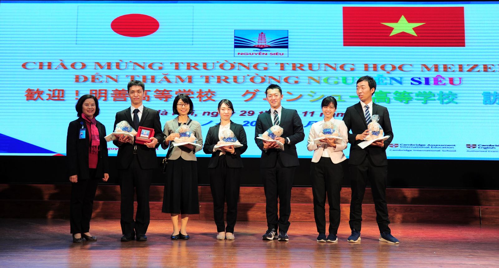 Welcoming Meizen middle school to Nguyen Sieu