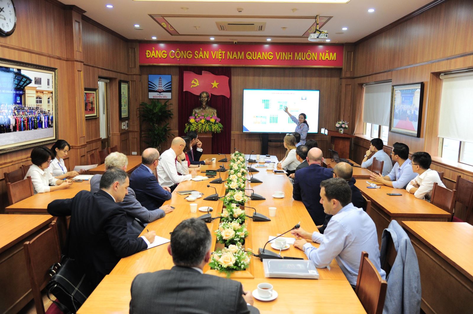 UK Delegates' trip to Nguyen Sieu School